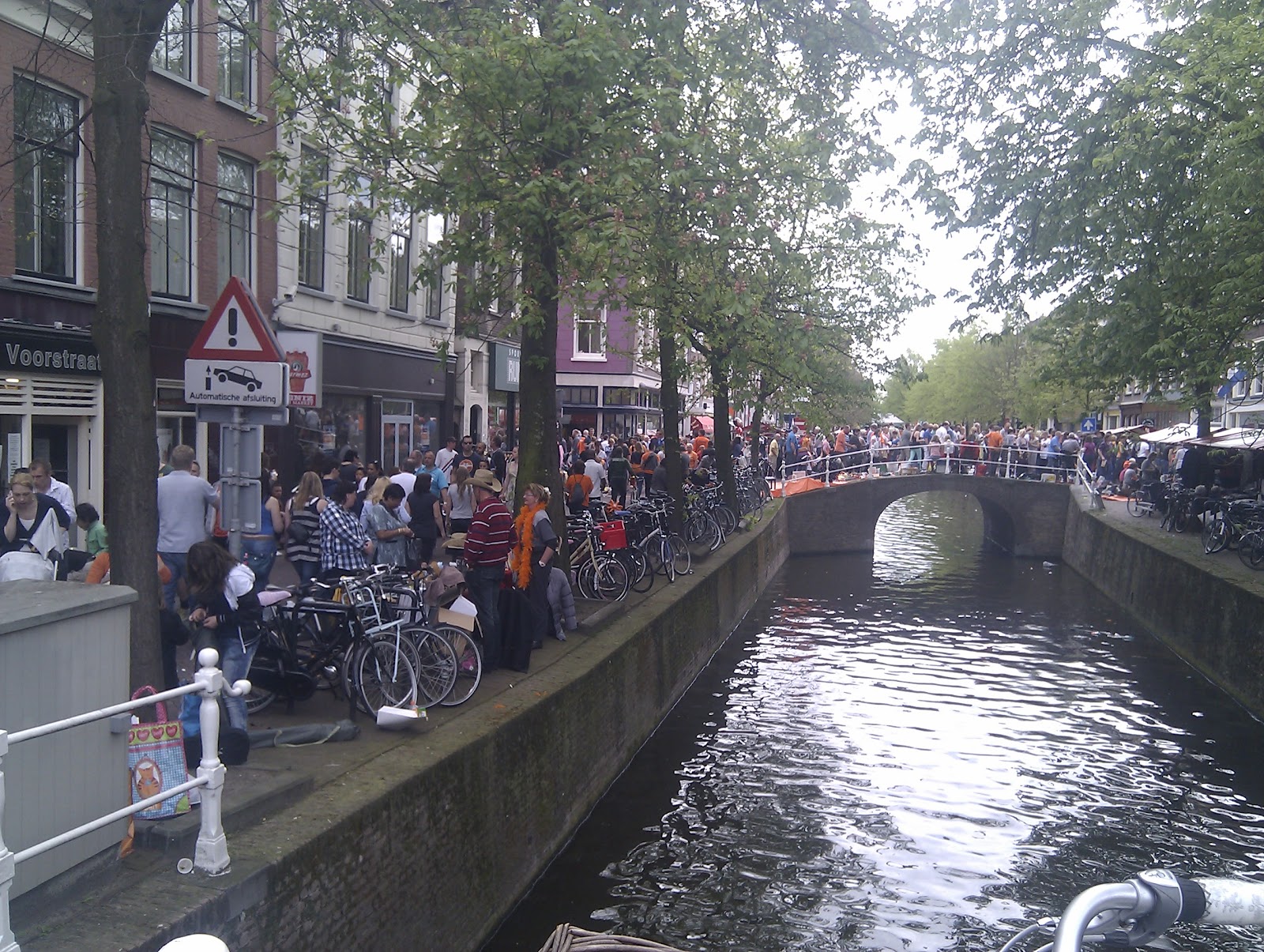 Langs de grachten was de vrijmarkt