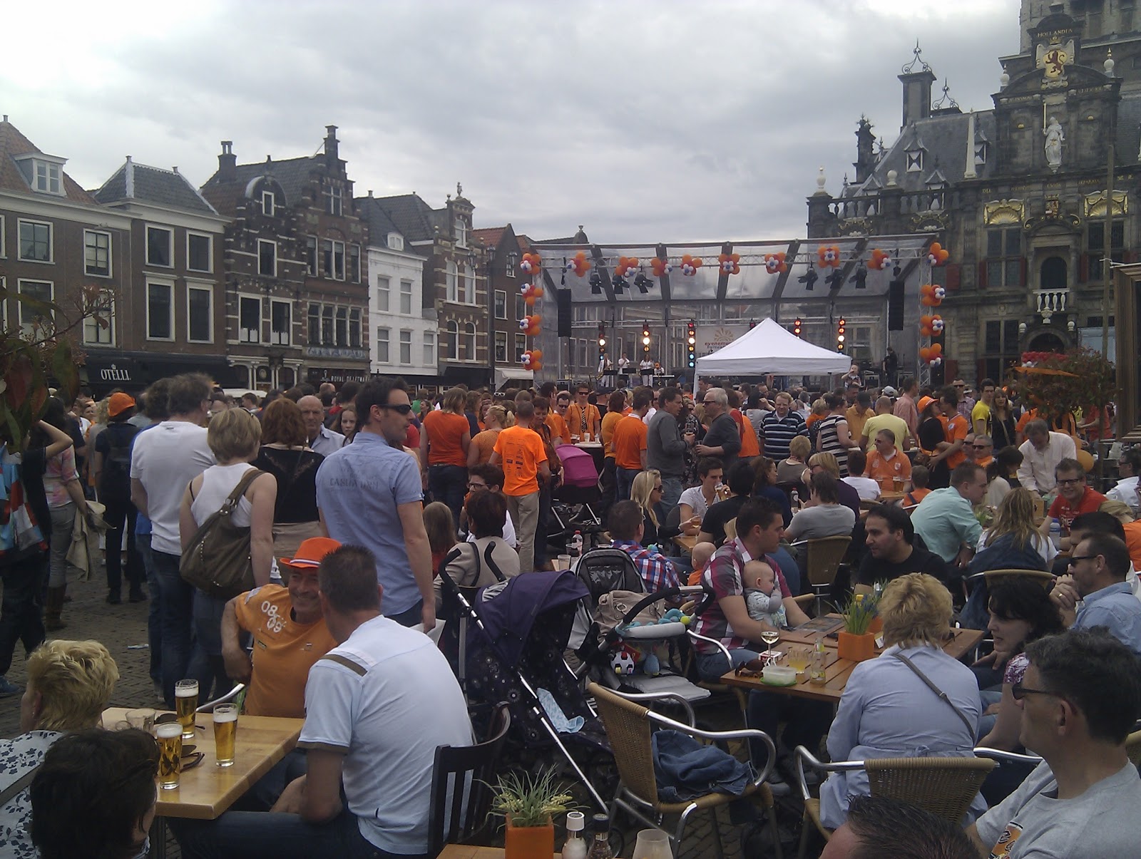 Drukte bij grote podium Markt